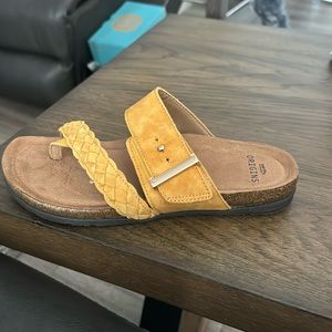 Women’s Earth Origins Onida Sandals. Amber Yellow Nubuck